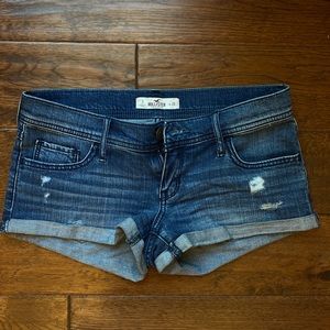 hollister shorty shorts, medium wash